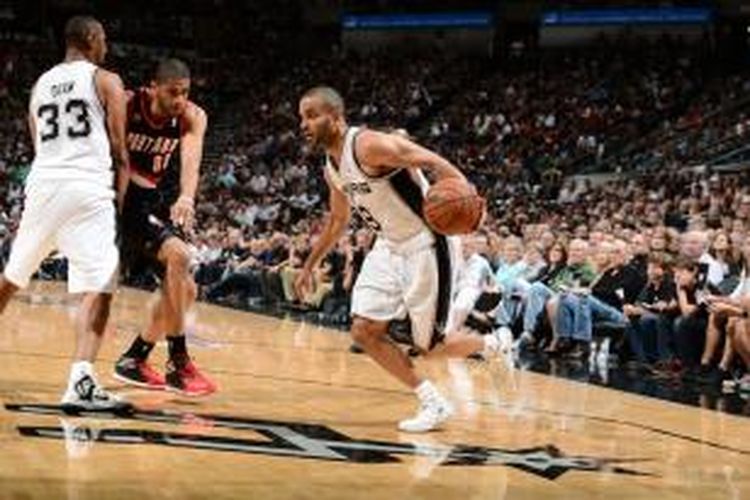 Pemain San Antonio Spurs, Tony Parker (kanan), membawa bola saat menghadapi Portland Trail Blazers pada laga pertama semifinal Wilayah Barat di AT&T Center, Selasa (6/5/2014). Spurs menang 116-92.