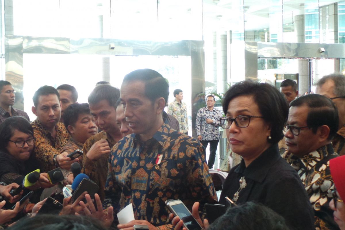 Presiden Republik Indonesia Joko Widodo bersama Menteri Keuangan Sri Mulyani seusai memberi pengarahan kepada pelaku usaha di Bursa Efek Indonesia, Jakarta Selatan, Selasa (4/7/2017).