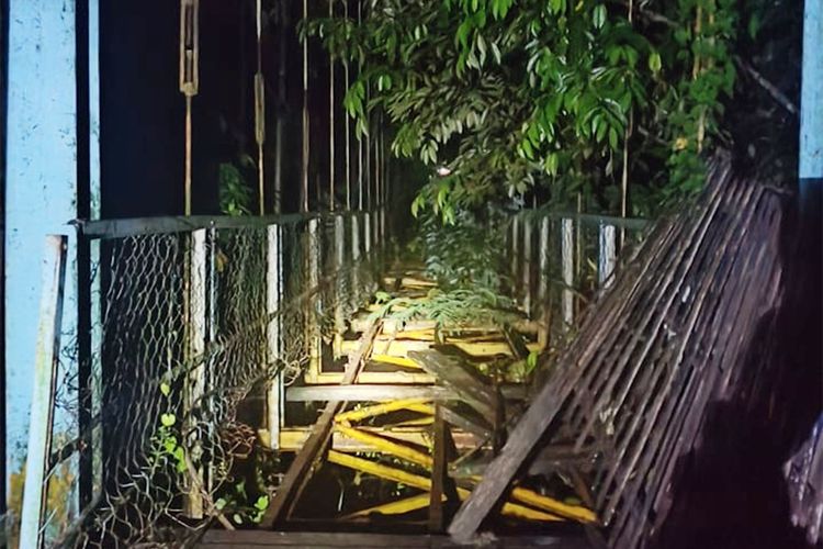 Sebuah jembatan gantung yang menghubungkan ke Desa Panggulo Kecamatan Suwawa Timur hancur diterjang luapan Sungai Bone. Bencana banjir bandang di Bone Bolango juga memaksa ratusan orang mengungsi dan sarana pendidikan terendam air.