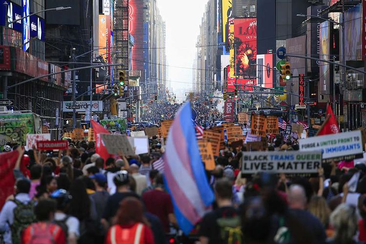 Warga berkumpul merayakan kemenangan Joe Biden pada pemilihan presiden Amerika Serikat (AS) 2020 di 7th Avenue, New York, AS, Sabtu (7/11/2020). Joe Biden dipastikan melenggang ke Gedung Putih dengan 290 suara elektoral yang diraihnya sejauh ini, mengakhiri kepemimpinan 4 tahun Donald Trump.