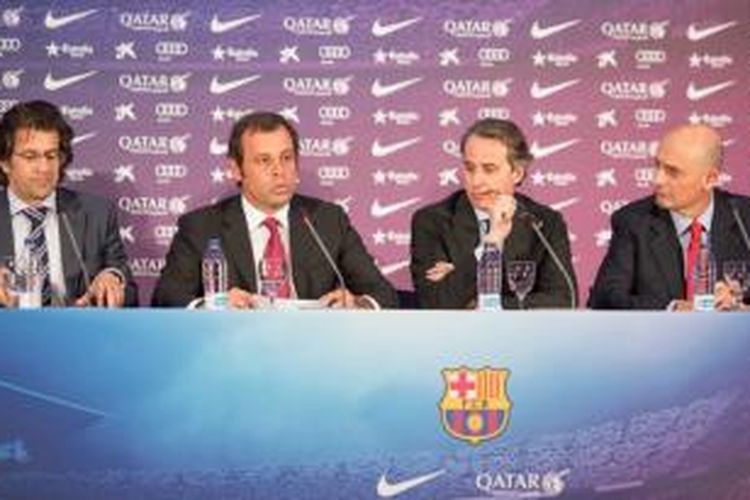 Presiden Barcelona, Sandro Rosell (kedua dari kiri), mengumumkan bakal merenovasi Stadion Camp Nou mulai Mei 2017.