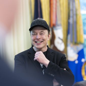 Kekayaan Elon Musk anjlok hingga 12 miliar dollar AS atau sekitar Rp 195,3 triliun (asumsi kurs Rp 16.274 per dollar AS) pada Senin (7/7/2025), menyusul jatuhnya harga saham Tesla.