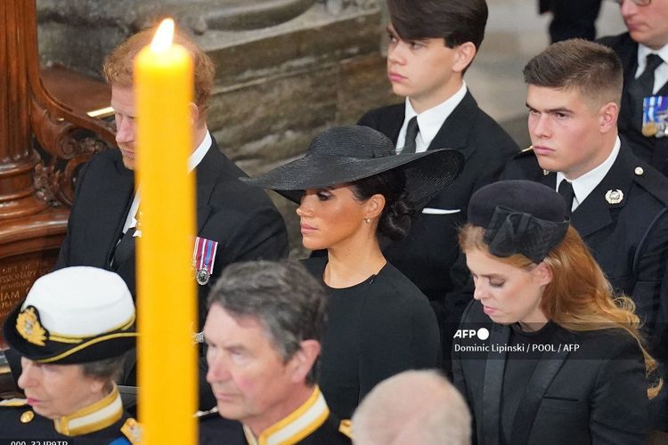 Meghan Markle (kedua dari kiri) duduk di samping suaminya, Pangeran Harry, dan sepupunya Putri Beatrice, pada prosesi pemakaman kenegaraan Ratu Elizabeth II di Westminster Abbey, London, pada 19 September 2022.