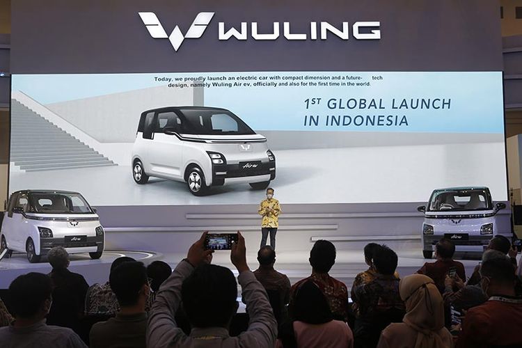 Wuling meluncurkan mobil listrik, Air ev, secara global di GIIAS 2022.