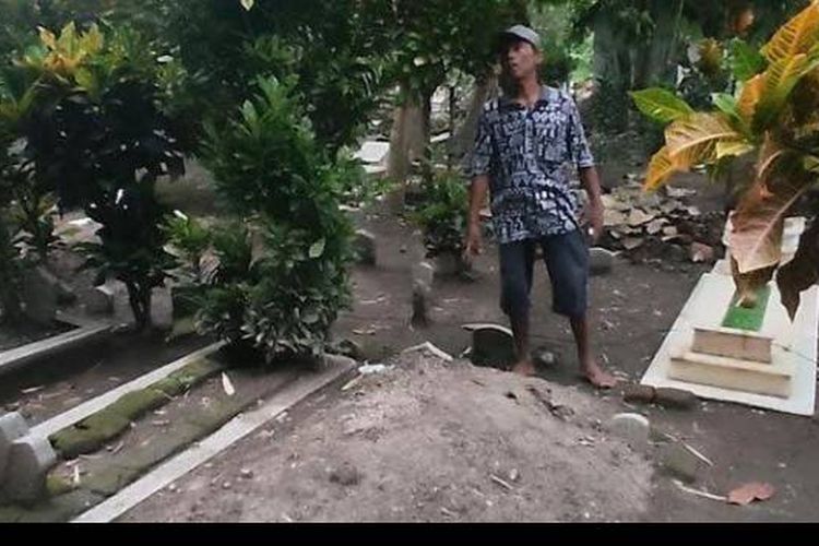Sugito juru kunci makam menunjukkan penemuan jasad mahasiswi yang diduga bunuh diri di atas makam ayahnya. 