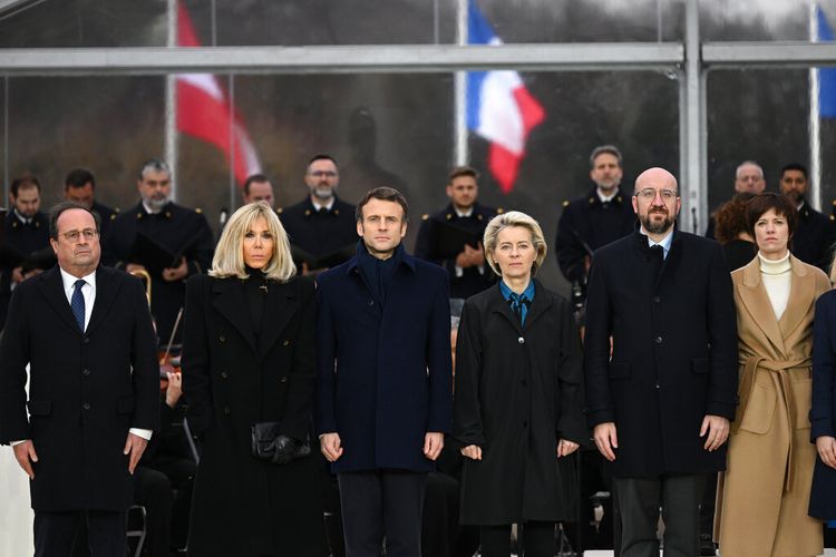 Mantan Presiden Perancis Francois Hollande (kiri), istri Presiden Perancis Brigitte Macron (kiri), Presiden Perancis Emmanuel Macron, Presiden Komisi Eropa Ursula von der Leyen (ketiga kanan), Presiden Dewan Eropa Charles Michel (kedua kanan), dan istrinya Amelie Derbaudrenghien menghadiri upacara Hari Nasional dan Eropa sebagai Penghormatan kepada Korban Terorisme setelah KTT informal Uni Eropa, di perkebunan Grand Trianon dekat Istana Versailles, barat Paris, Jumat 11 Maret 2022. 