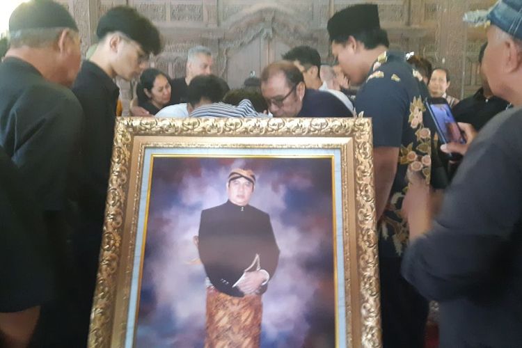 Jenazah Ki Ageng H Anom Suroto Lebdo Nagoro (77) atau akrab disapa Ki Anom Suroto disemayamkan di Kebon Seni Timasan, Makamhaji, Kartasura, Sukoharjo, Jawa Tengah, Kamis (23/10/2025).