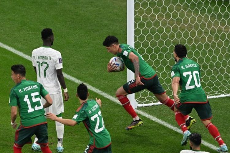 Penyerang timnas Meksiko, Henry Martin (20), merayakan gol yang ia cetak ke gawang timnas Arab Saudi pada laga terakhir Grup C Piala Dunia 2022 yang digelar di Stadion Lusail, Doha, pada Rabu (30/11/2022) malam waktu setempat.