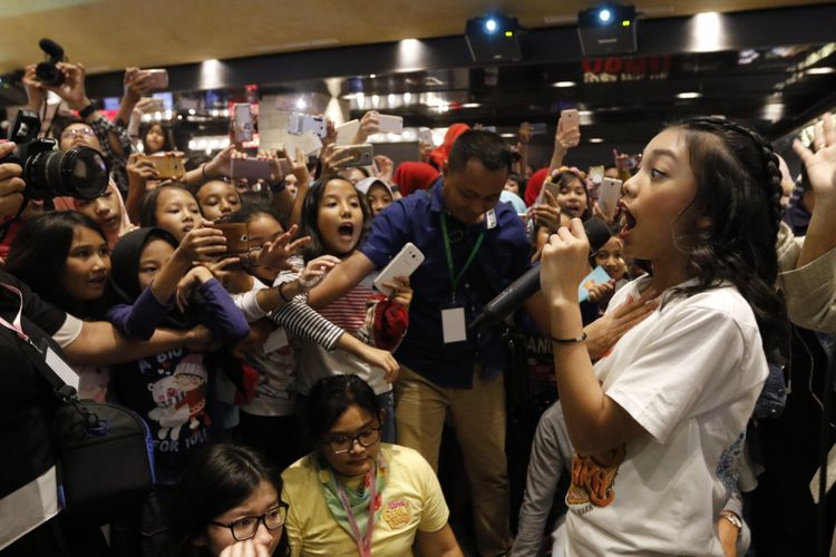 Naura bersama para pemain film Naura dan Genk Juara, bernyanyi menghibur penggemar dalam acara gala premier dan screening di CGV Blitz Grand Indonesia, Jakarta, Rabu (8/11/2017). Film ini bercerita tentang petualangan Naura (Adyla Rafa Naura Ayu) bersama Okky (Joshua Rundengan), Kipli (Adryan Sulaiman Bima), dan Bimo (Vickram Priyono), menggagalkan usaha pencurian satwa liar.