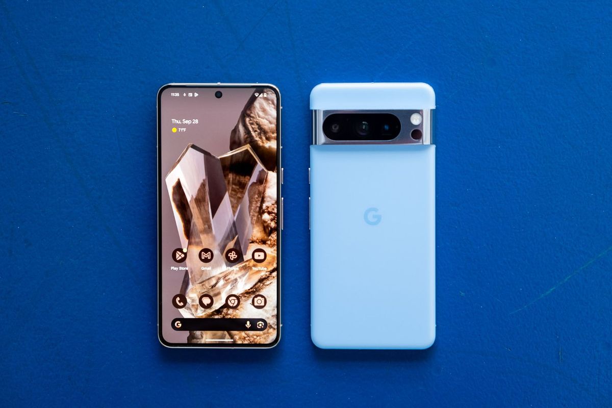 Tampilan layar depan dan belakang Pixel 8 Pro varian warna biru