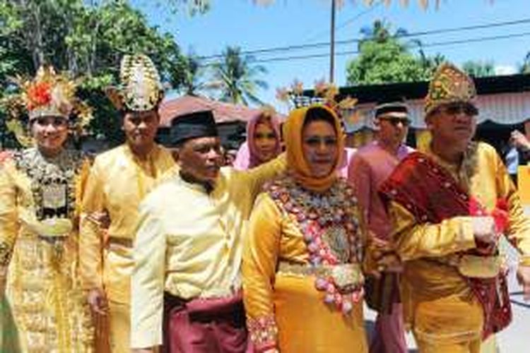 Prof Dr Winarni Monoarfa bersama keluarga saat memasuki lokasi penganugerahan gelar adat (pulanga) Ti Tidito Lo Hunggia atau Pemimpin perempuan cerdas, arif bijaksana dan bersahaja oleh pemangku adat dari 5 kerajaan di Gorontalo.
