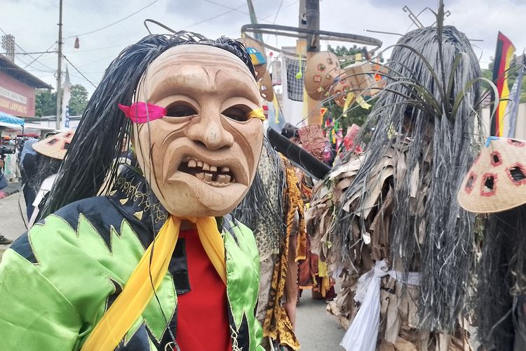 Peserta Karnaval Topeng Lampung memeriahkan Festival Krakatau 2023 di Bandar Lampung, Sabtu (8/7/2023)