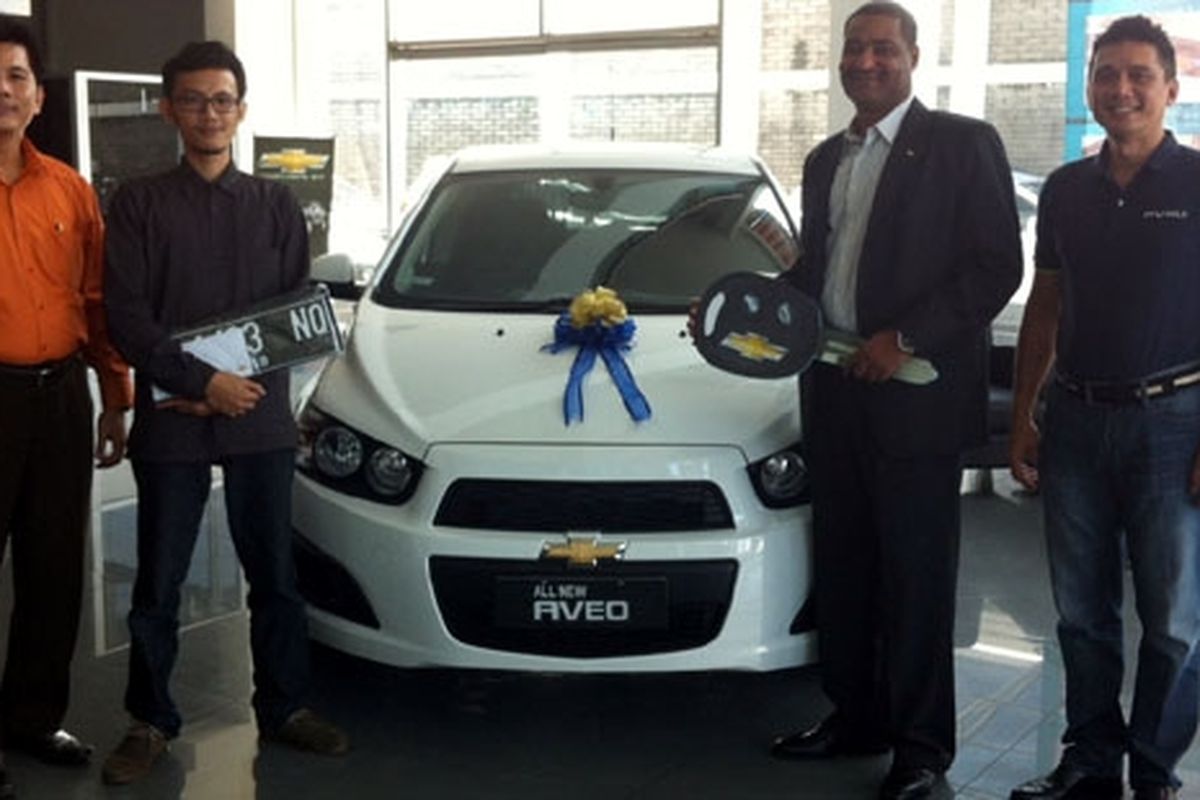 Okky Magrisya (dua dari kiri) memenangkan Chevrolet Aveo berkat ide kreatifnya.