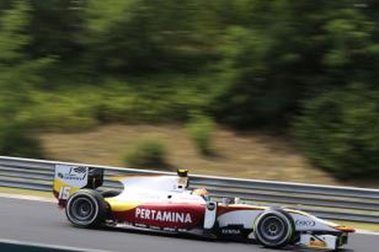 Pebalap Campos Racing asal Indonesia, Rio Haryanto, menjalani sesi latihan bebas GP2 Hongaria di Sirkuit Hungaroring, Jumat (24/7/2015).