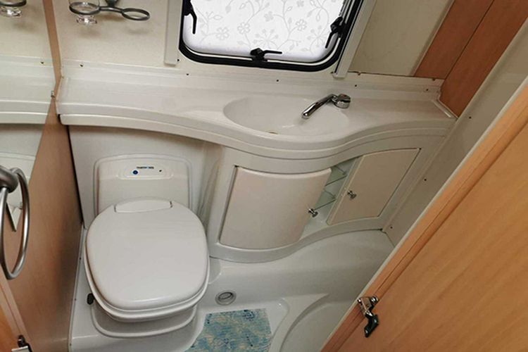 Kendaraan yang ideal dipasang toilet adalah yg memiliki dimensi lebih luas, yaitu panjang, lebar dan tinggi.