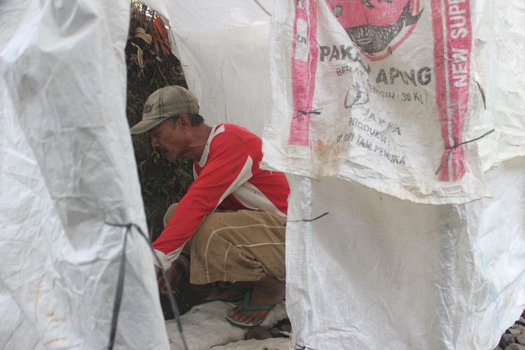 Seorang warga sedang menutupi cerukan di dasar Kali Cisalak, Cibeber, Cianjur, Jawa Barat menyusul mengeringnya aliran sungai tersebut dampak kemarau