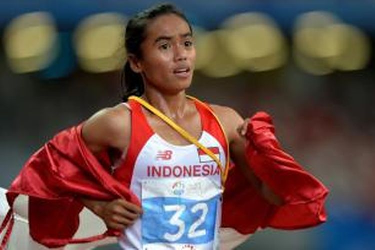 Pelari Indonesia, Triyaningsih, seusai keluar sebagai juara lomba lari nomor 5.000 meter SEA Games 2015 di Stadion Nasional, Singapura, Selasa (9/6/2015). 