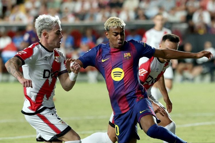 Lamine Yamal (kiri) bertarung untuk mendapatkan bola dengan Pep Chavarria dalam pertandingan sepak bola Liga Spanyol antara Rayo Vallecano vs Barcelona di Stadion Vallecas di Madrid pada 31 Agustus 2025. (Foto oleh Pierre-Philippe MARCOU / AFP)