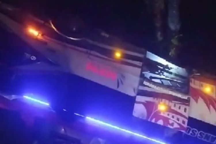 Bus MPM terperosok di kawasan Sitinjau Lauik Padang, Minggu (16/7/2023) malam