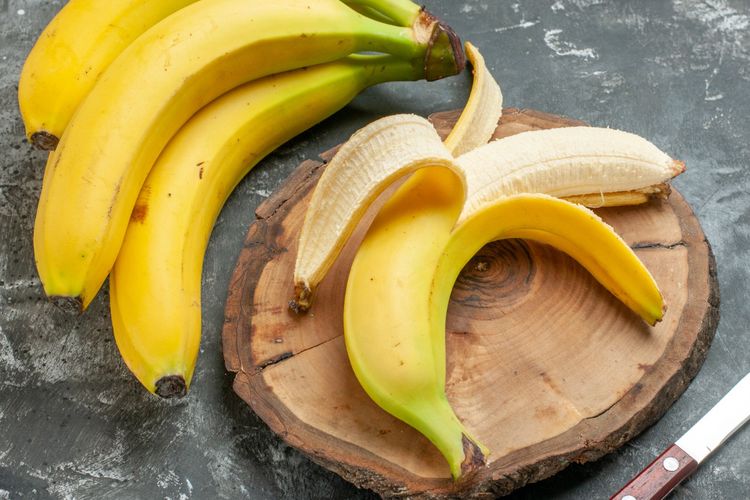 Buah pisang adalah sumber karbohidrat sehat dengan mengandung beberapa vitamin dan mineral. Manfaatnya, meliputi untuk menjaga kesehatan jantung.