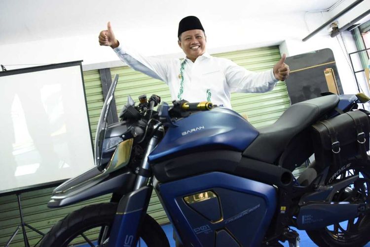 Wakil Gubernur Jawa Barat Uu Ruzhanul Ulum saat menjajal motor listrik Anubis buatan Baran Energy di kawasan Sirkuit Sentul Bogor, Jawa Barat, Senin (12/4/2021).