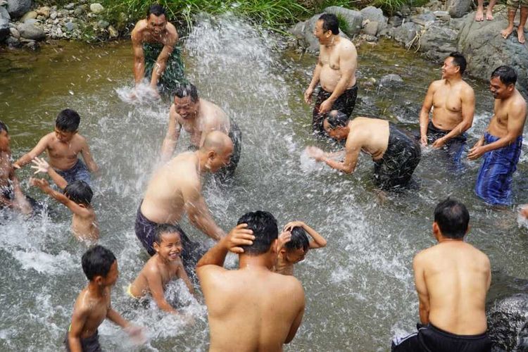 Menjelang Ramadan, Bupati Jepara Dian Kristiandi, sejumlah Pimpinan Parpol dan warga melakukan tradisi Padusan atau mandi di sungai Desa Tempur, Kecamatan Keling, Jepara, Jumat (1/4/2022) sore.