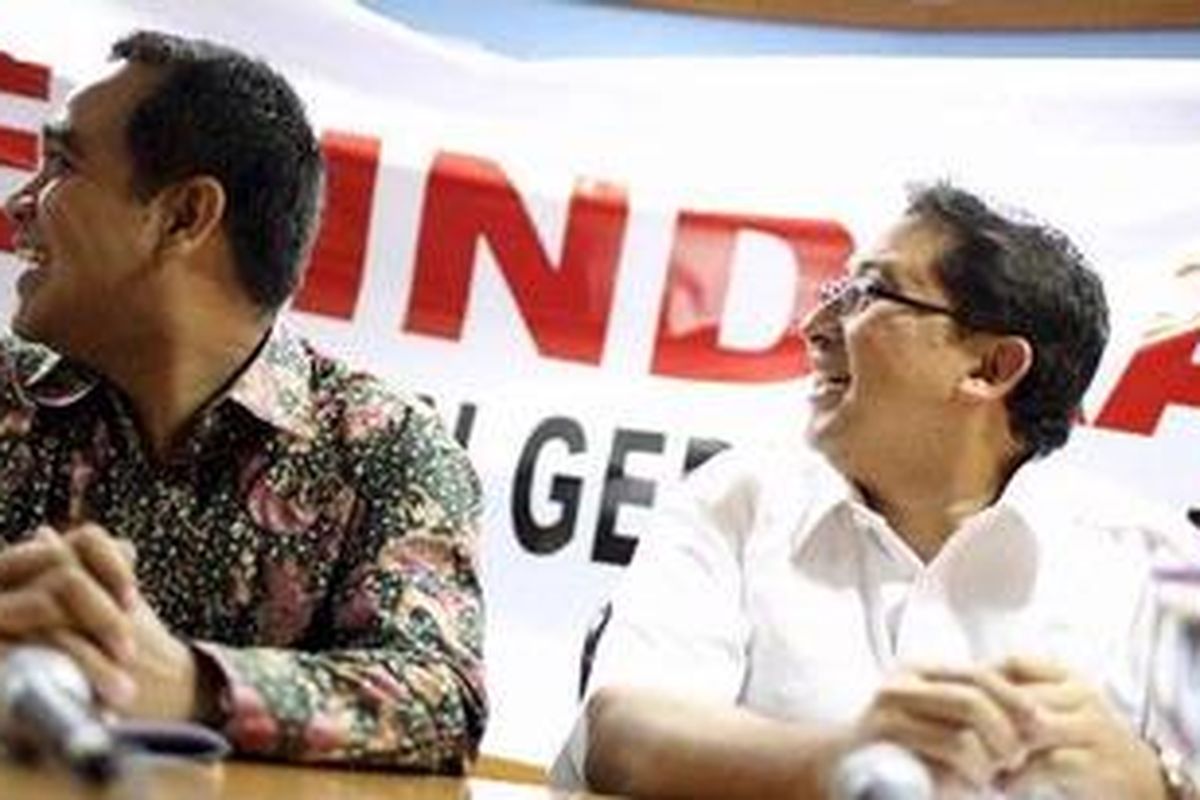 Wakil Ketua Umum Partai Gerindra Fadli Zon (kanan) bersama Sekretaris Jenderal Ahmad Muzani membacakan sikap Partai Gerindra terhadap rencana pembangunan gedung baru DPR di Ruang Wartawan, Gedung DPR, Jakarta, Selasa (11/1/2011). Gerindra menolak pembangunan gedung baru DPR saat kondisi masyarakat masih susah. 