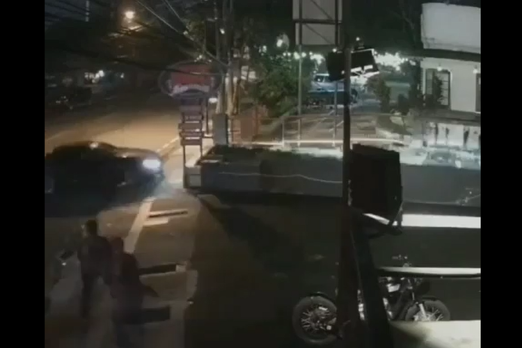 Sebuah mobil sedan hitam terekam CCTV dan videonya viral di media sosial tampak ugal-ugalan di Jalan Wastukencana, Kecamatan Bandung Wetan, Kota Bandung, Jawa Barat Minggu (17/4/2022).