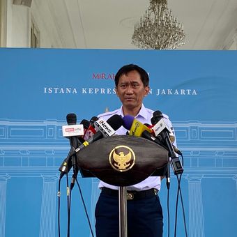 Direktur Utama (Dirut) PT KAI (Persero) Bobby Rasyidin usai menemui Presiden Prabowo Subianto di Istana Kepresidenan Jakarta, Senin (3/11/2025).