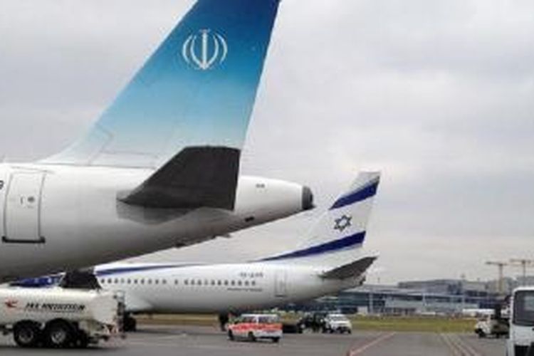 Pesawat Presiden Iran Hassan Rouhani (kiri) parkir di samping pesawat Perdana Menteri Israel Benjamin Netanyahu setelah mendarat di Bandara Zurich, Swiss.