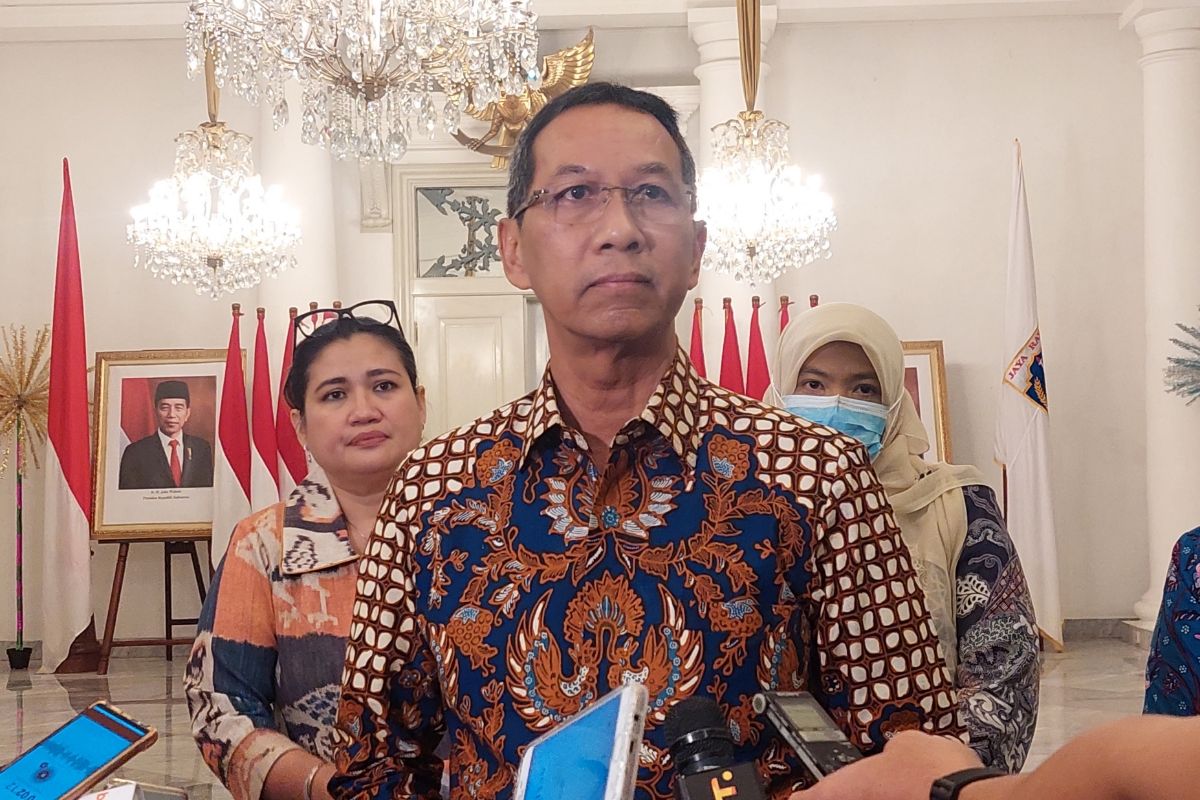 Penjabat (Pj) Gubernur DKI Jakarta Heru Budi Hartono ditemui usai menggelar rapat pimpinan (rapim) di Balai Kota DKI Jakarta, Gambir, Jakarta Pusat, pada Kamis (29/12/2022).