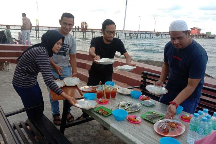 Warga berada di salah satu lokasi berbuka puasa paling favorit yaitu di Pondok Bahari, Desa Hagu, Kecamatan Banda Sakti, Kota Lhokseumawe, Aceh, Sabtu (17/4/2022)