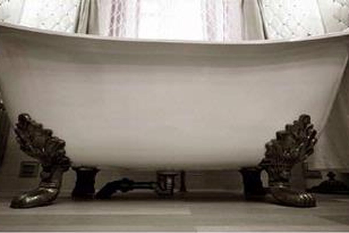 Mulailah mencari bak mandi yang mereplikasi gaya vintage. Carilah bak mandi porselen atau berbahan dasar besi dengan kaki cakar untuk menambah nuansa oldies kamar mandi Anda.