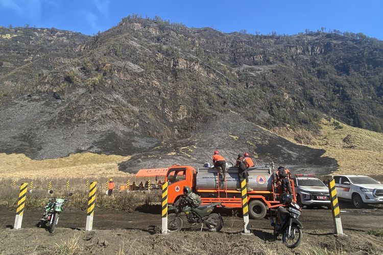2 Titik Api Masih Tersisa di Gunung Bromo, Pembasahan Dikebut untuk Pastikan Bara Padam