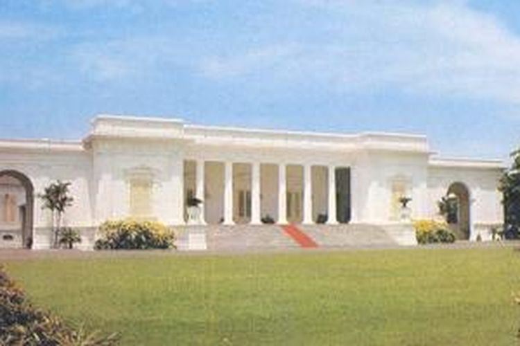 Tampak depan Istana Merdeka.