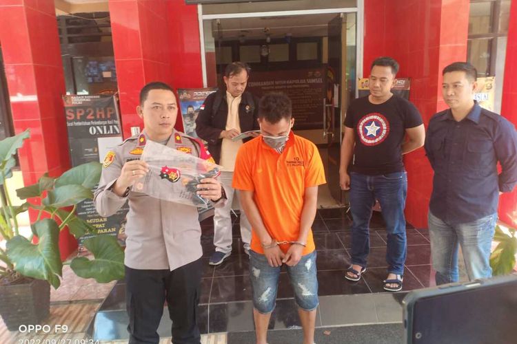 Angga (32) pelaku penganiayaan tukang service handphone saat berada di Polsek Ilir Timur I Palembang, Senin (27/9/2022).