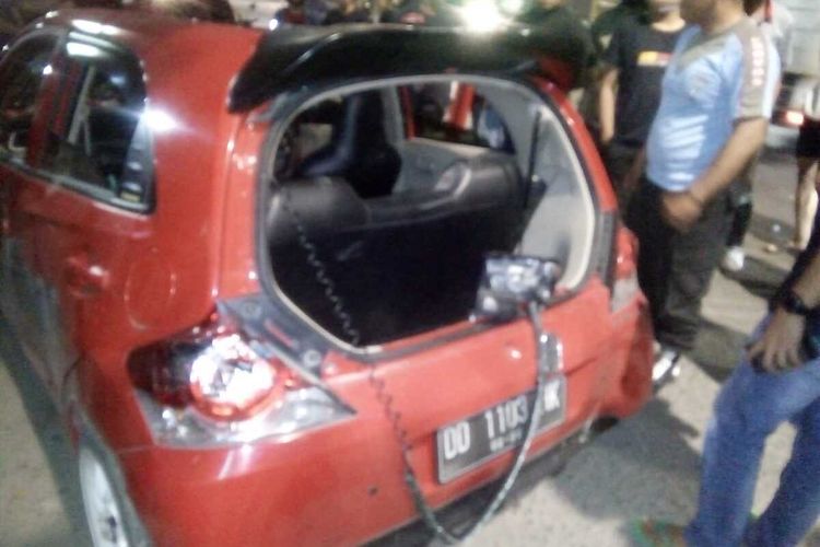 Mobil yang digunakan ASA usai dirusak ratusan pengendara motor di Jalan Sultan Alauddin Makassar, Jumat (13/11/2020).