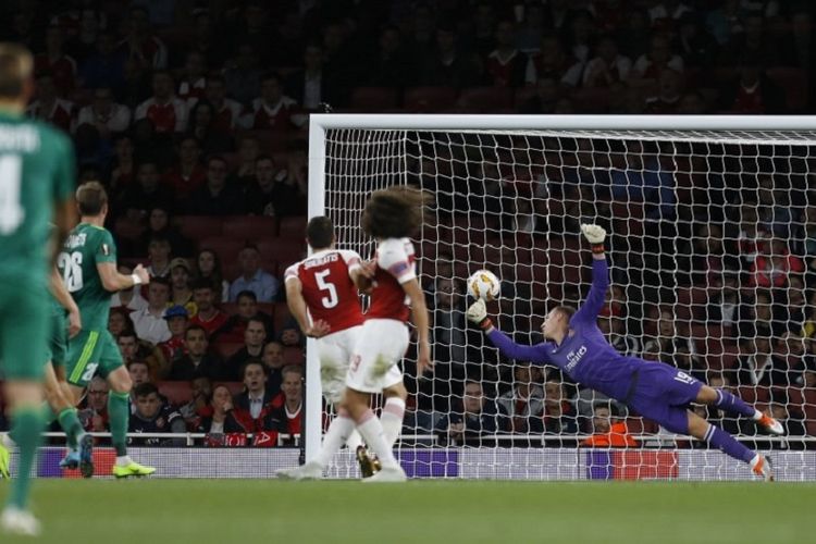 Kiper Arsenal, Bernd Leno, gagal mengantisipasi tendangan gelandang Vorskla Poltava, Vyacheslav Sharpar, pada pertandingan Liga Europa di Stadion Emirates, 20 September 2018. 