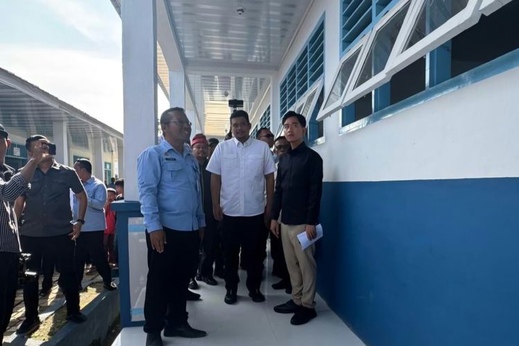 Gibran Kunjungi SMAN 1 Barus Tapanuli Tengah, Berikan Perlengkapan Belajar Mengajar
