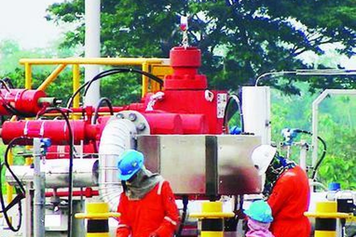 Pekerja mengecek peralatan di Blok Cepu di Lapangan Minyak Banyuurip di Desa Mojodelik, Kecamatan Ngasem, Kabupaten Bojonegoro, Jawa Timur, Sabtu (12/12). Produksi awal Blok Cepu mencapai 20.000 barrel minyak per hari. Pada puncak produksi, Blok Cepu diharap - kan bisa menghasilkan 185.000 barrel per hari.