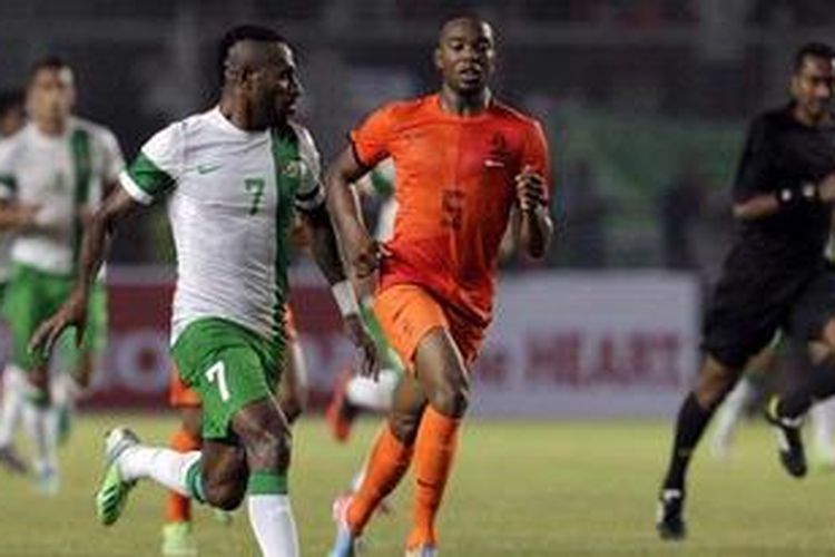 Kapten Indonesia, Boaz Solossa (kiri), dikawal pemain sayap Belanda, Ruben Schaken pada laga persahabatan di Stadion Utama Gelora Bung Karno, Jumat (7/6/2013). Belanda akhirnya menang 3-0.