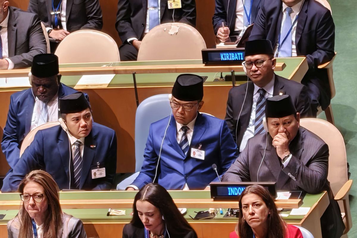 Presiden Prabowo Subianto (kanan) didampingi Menteri Luar Negeri Sugiono (tengah), Sekretaris Kabinet Teddy Indra Wijaya (kedua kiri), Menteri Investasi dan Hilirisasi/BKPM Rosan Roeslani (kanan), dan Menteri HAM Natalius Pigai mengikuti jalannya Konferensi Internasional Tingkat Tinggi (KITT) untuk Penyelesaian Damai atas Masalah Palestina dan Implementasi Solusi Dua Negara di Markas Besar Perserikatan Bangsa-Bangsa (PBB), New York, Amerika Serikat, Senin (22/9/2025). Presiden Prabowo menegaskan kembali dukungan Indonesia terhadap Deklarasi New York, yang menyebutkan Solusi Dua Negara sebagai satu-satunya jalan menuju perdamaian abadi bagi Palestina dan Israel.