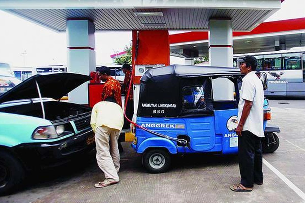 Pengemudi angkutan umum mengisi bahan bakar gas (BBG) di stasiun pengisian bahan bakar gas (SPBG) di kawasan Rawamangun, Jakarta Timur, Sabtu (7/1). Rencana pemerintah mengonversi bahan bakar minyak ke BBG bagi angkutan umum pada 1 April 2012 akan diikuti dengan penambahan SPBG.