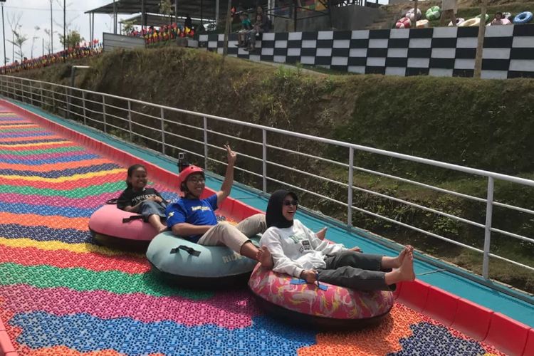 Salah satu wahana di Malang Dreamland, rainbow slide. 