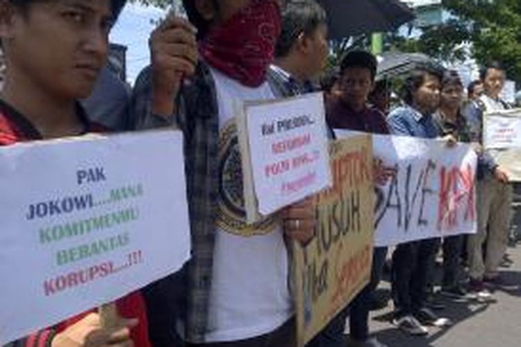 Ratusan aktivis anti korupsi di Malang, Jawa Timur, gelar aksi di Jalan Veteran, Kota Malang, Senin (2/3/2015). Bambang Widjojanto batal memberikan orasi dan ikut dalam aksi tersebut.
