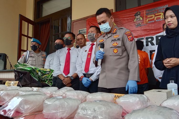 Kapolretabes Bandung Kombes Aswin Sipayung tengah memperlihatkan barang bukti 20 kg sabu yang rencananya akan diedarkan di wilayah Kota Bandung, Senin (27/6/2022).