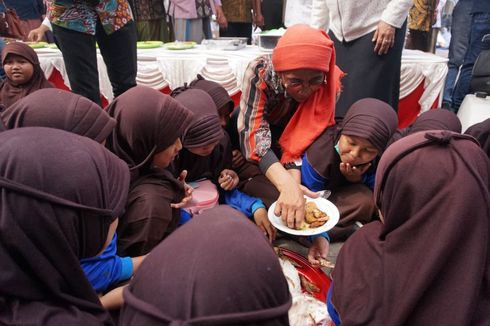 Ketika Menteri Susi Bagikan Lauk Ikan untuk Santri Ponpes Darussalam