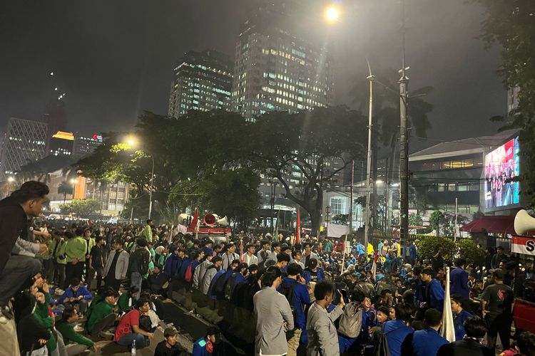 Diminta Bubar, Massa Demo Indonesia Gelap Lempar Botol dan Kayu ke Polisi
