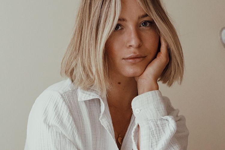 Jika memilih model rambut pendek wanita sesuai bentuk wajah panjang, pilihlah potongan rambut pendek dan berponi. Sebab, semakin panjang rambut, wajah akan tampak semakin panjang.