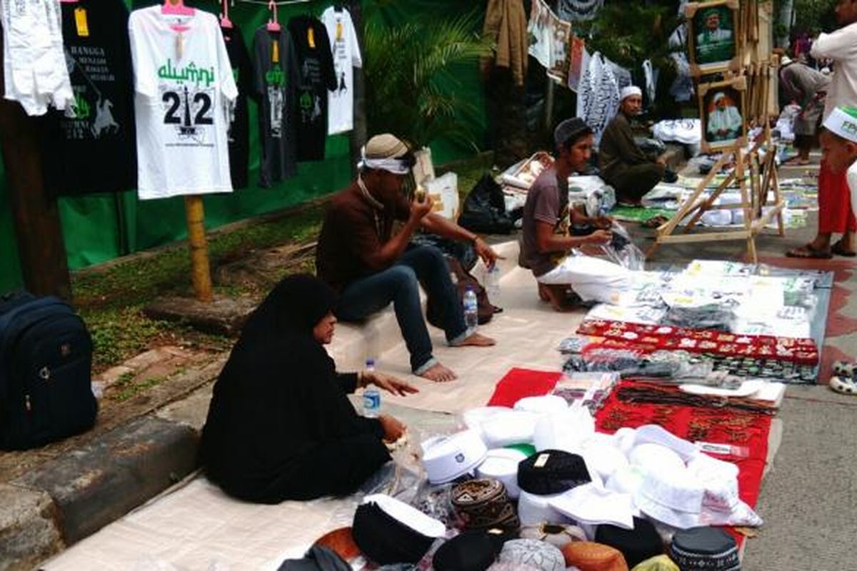 Berjualan di momen sidang Ahok mendatangkan rezeki bagi sejumlah pedagang. Nampak para pedagang di barisan massa kontra Ahok berjualan. Selasa (7/2/2017)